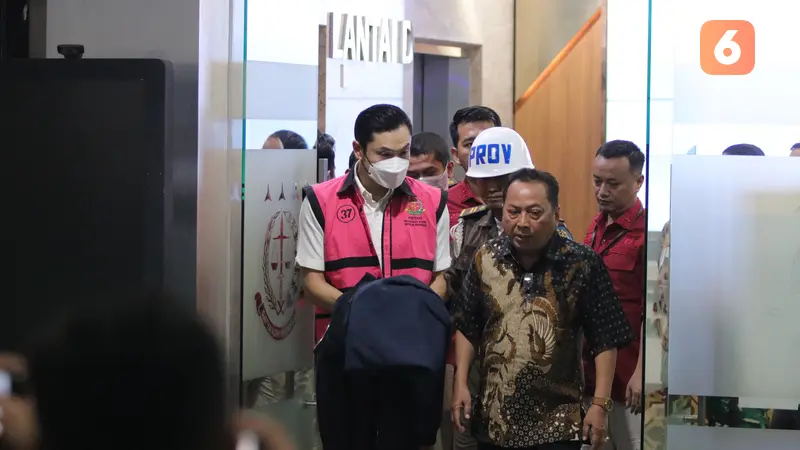 Suami Sandra Dewi Terlihat Tenang Saat Digiring Ke Mobil Tahanan